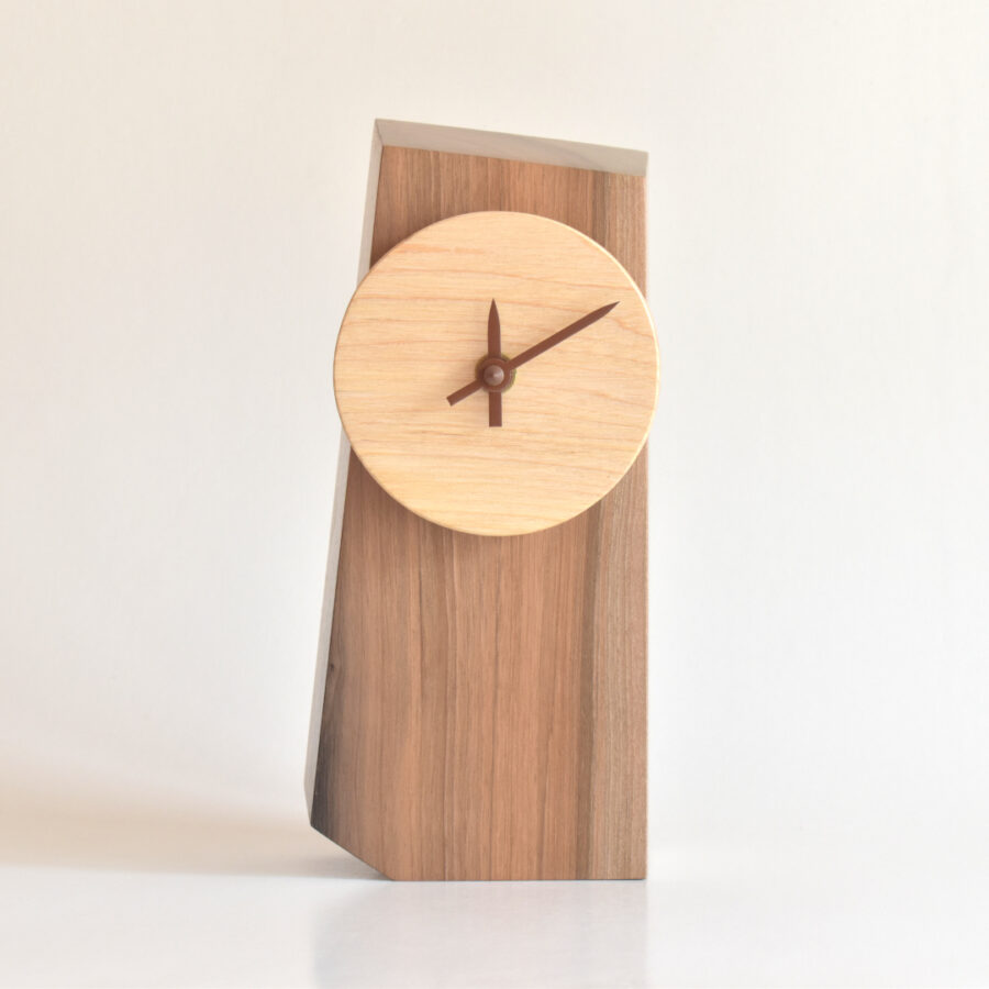horloge à poser n°13 en bois de noyer et frêne - Claire Salin