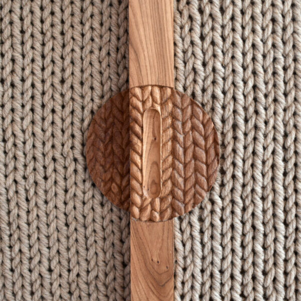 enfilade en bois d'orme et tricot de laine par Claire Salin