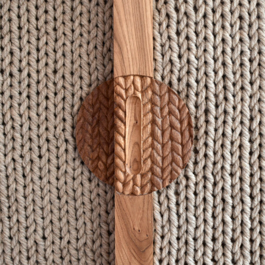 enfilade en bois d'orme et tricot de laine par Claire Salin