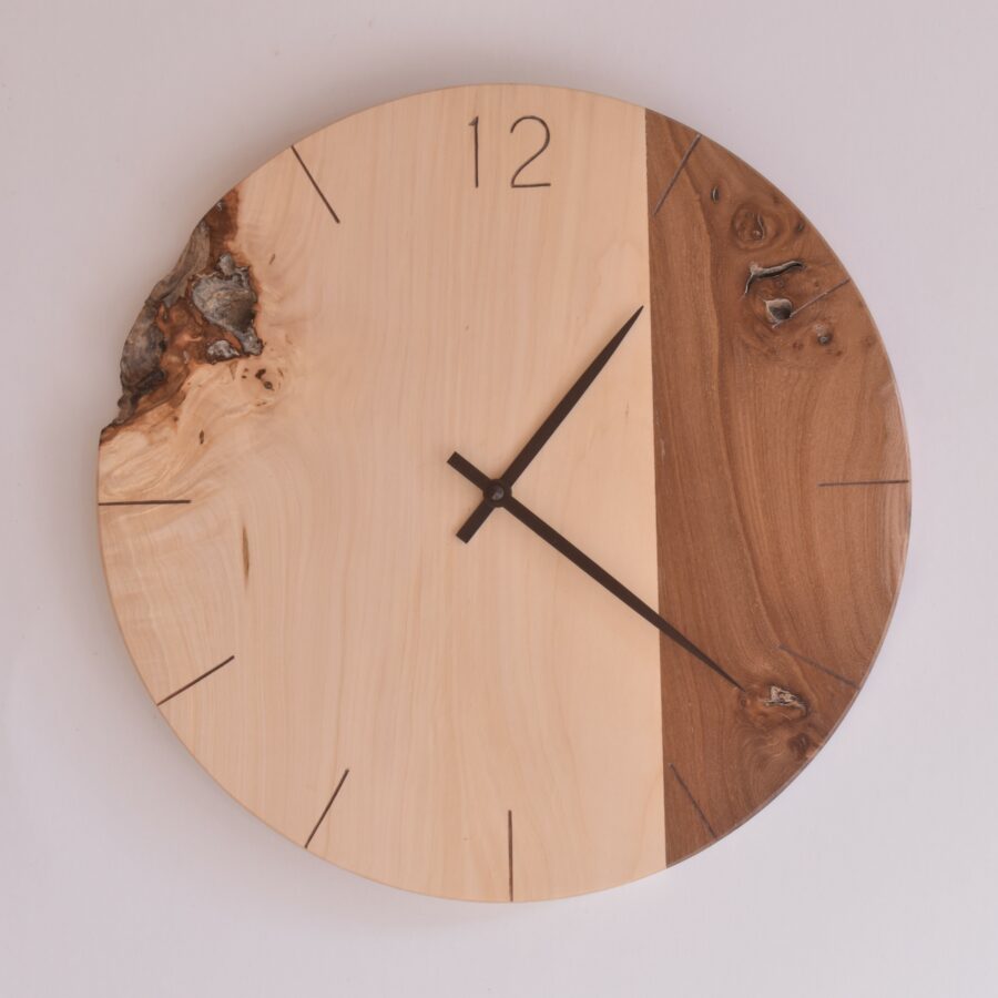 horloge murale ronde en bois par Claire Salin