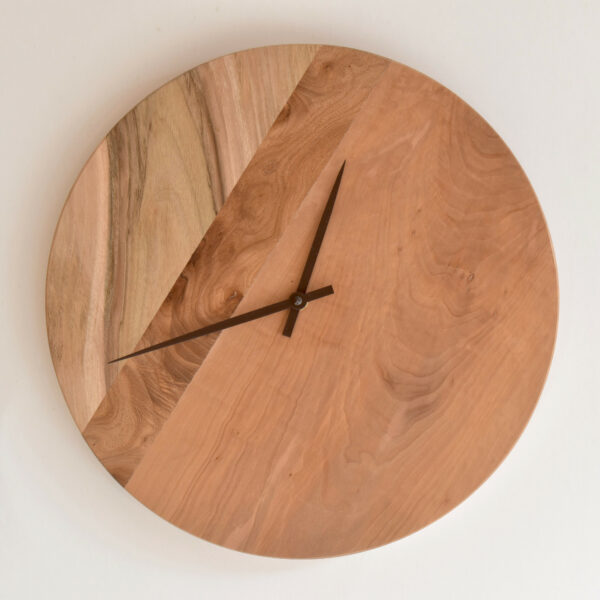 horloge ronde murale en bois par Claire Salin