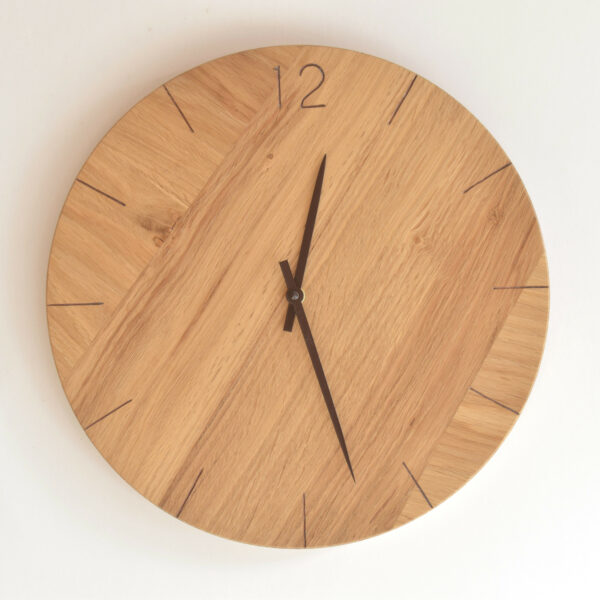 horloge murale ronde en bois de chêne par Claire Salin