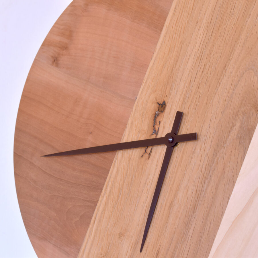 détail d'horloge en bois design contemporain par Claire Salin