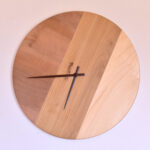 horloge en bois design contemporain par Claire Salin