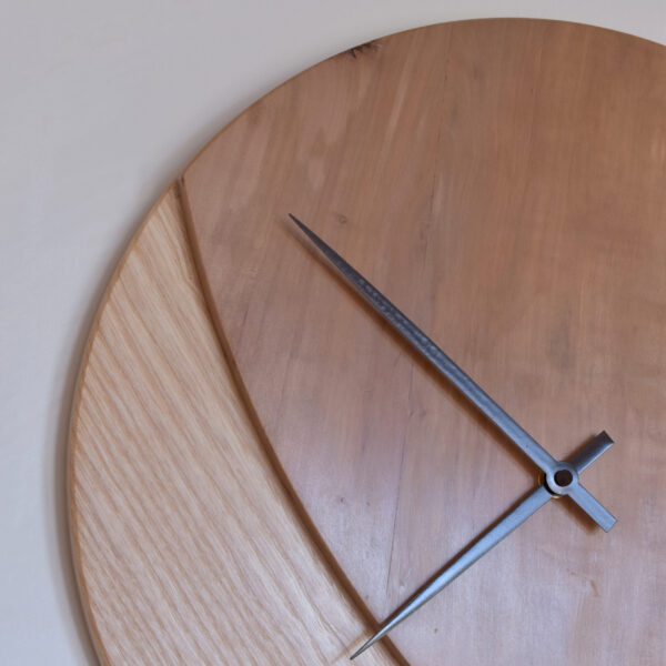 gros plan d'horloge en bois par Claire Salin