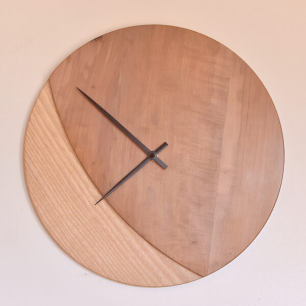 horloge en bois clair design par Claire Salin