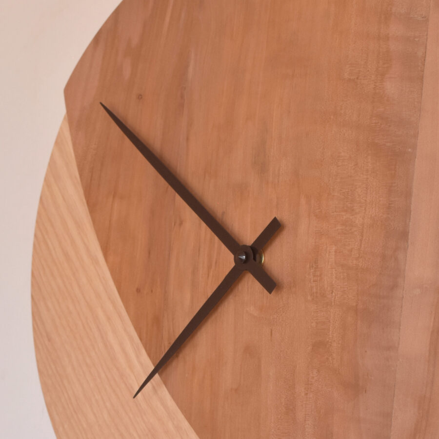 gros plan d'horloge en bois à plans décalés par Claire Salin