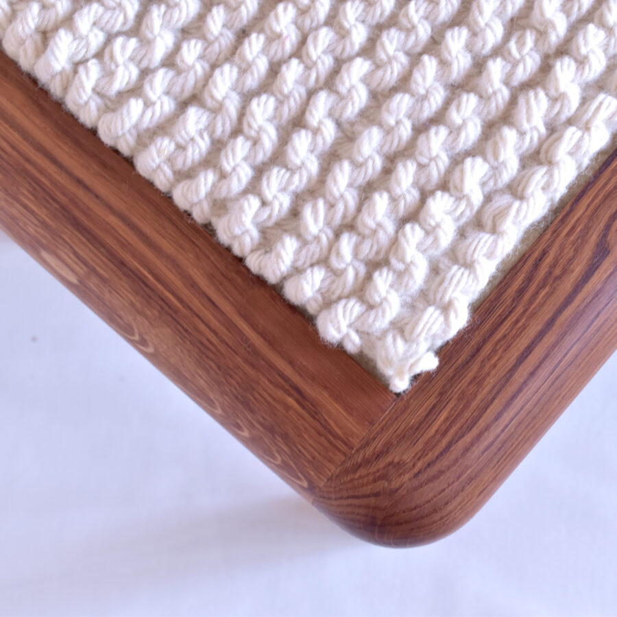tricot de laine écrue et bois de chêne sur tabouret par Claire Salin