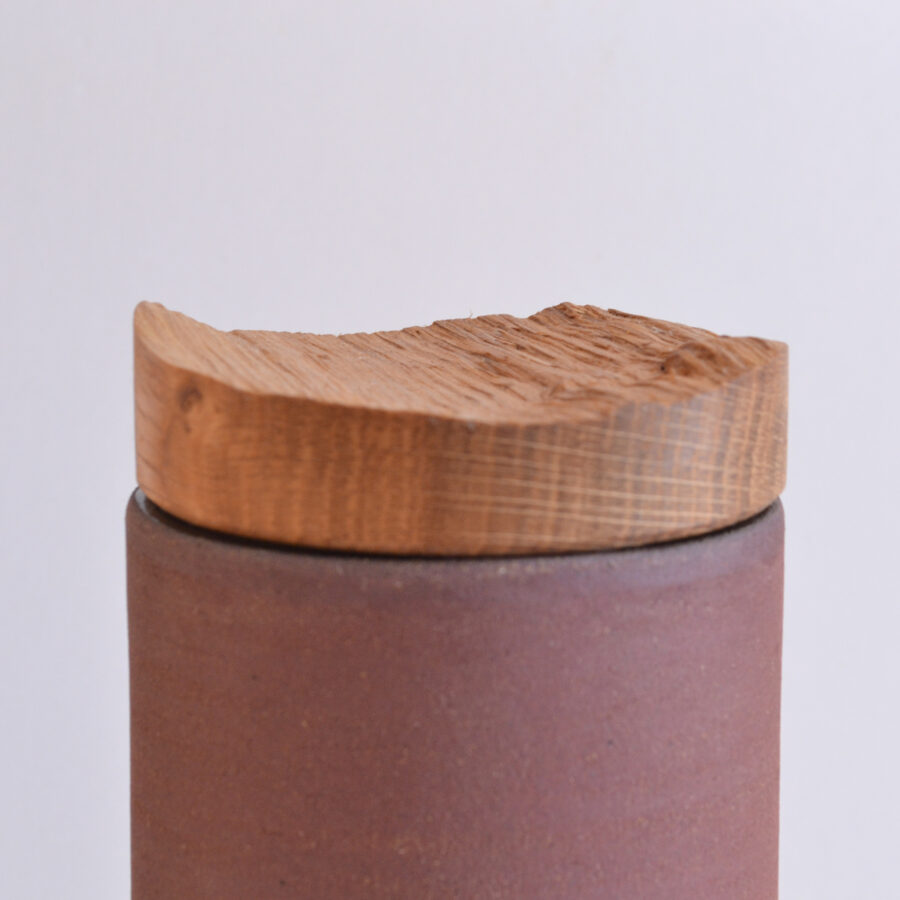 détail de boite en céramique violette avec couvercle en bois blond