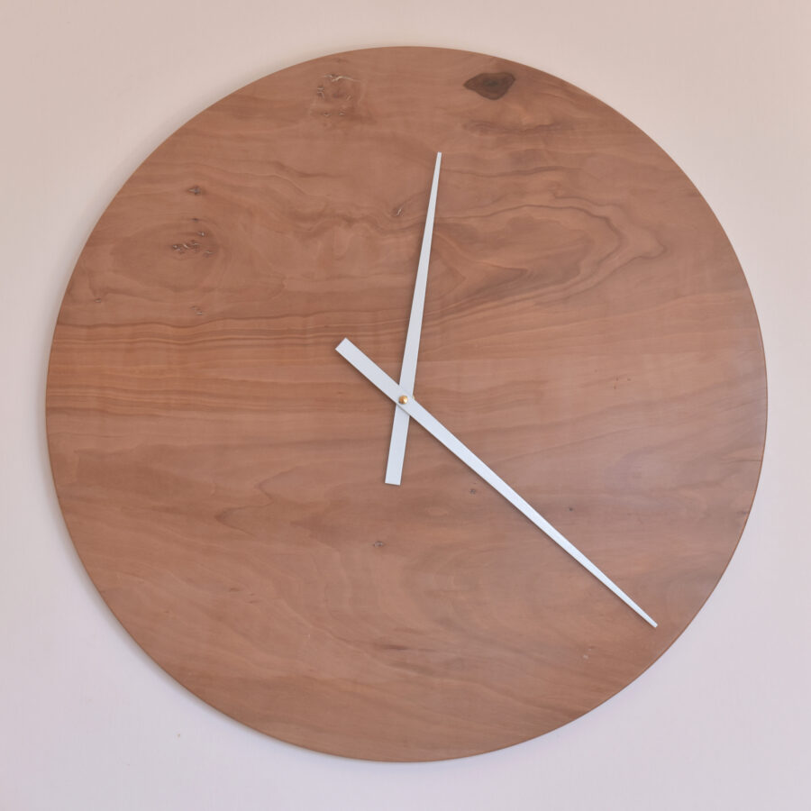 grande horloge murale ronde design en bois naturel rose avec aiguilles blanches