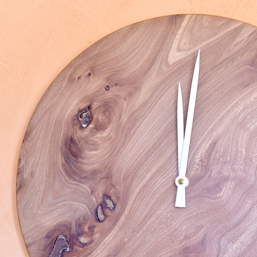 détail d'horloge murale ronde en bois