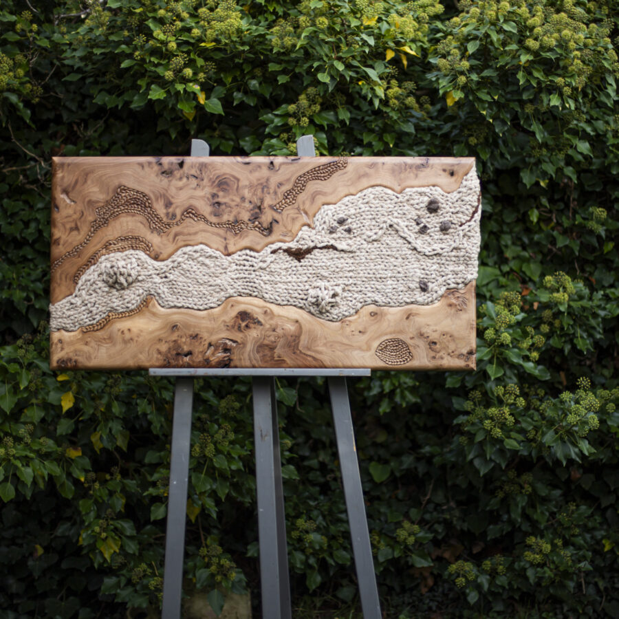 tableau en bois d'orme sculpté et insertions de laine de mouton tricotée