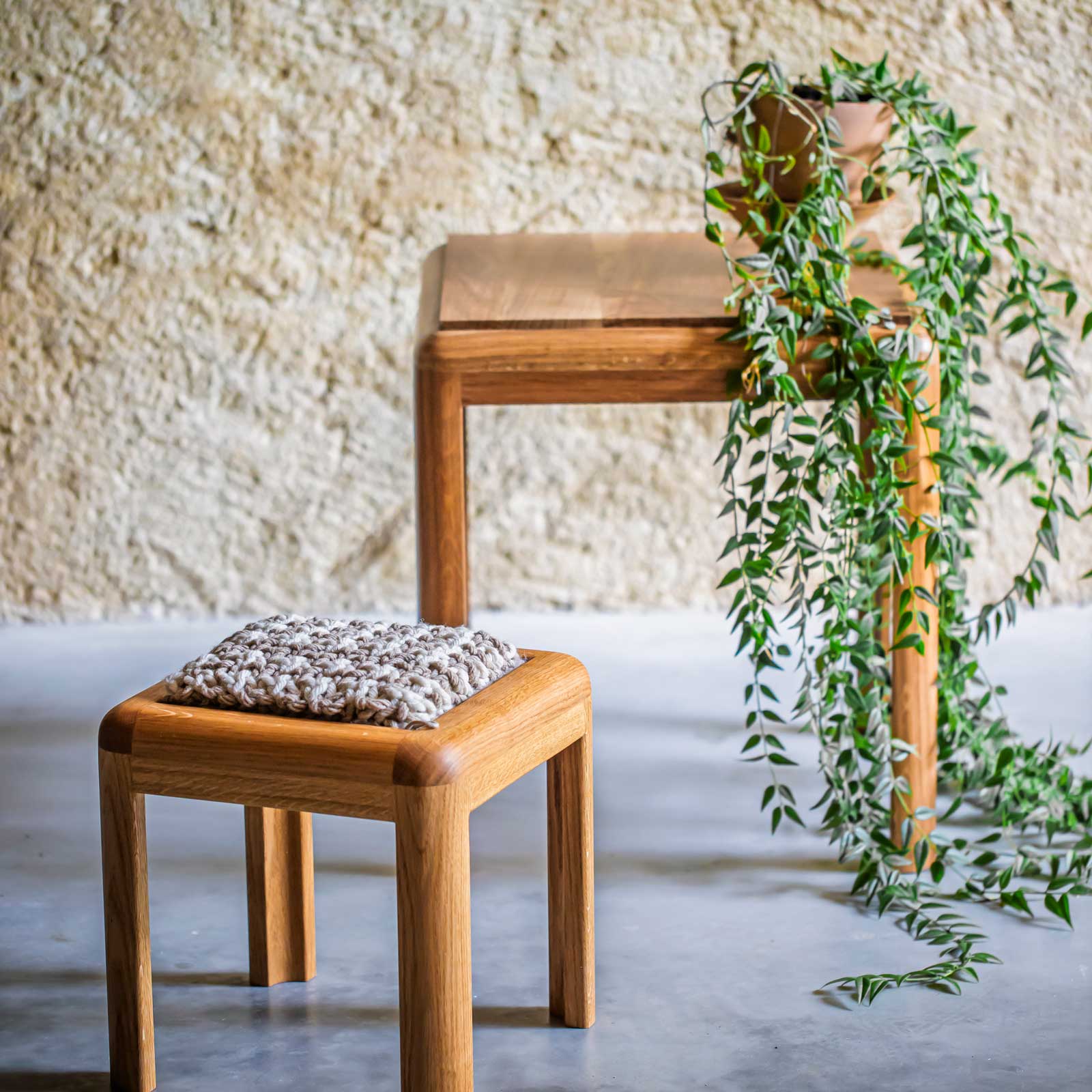 claire-salin-tabouret-laine-bois table et chaise laine bois