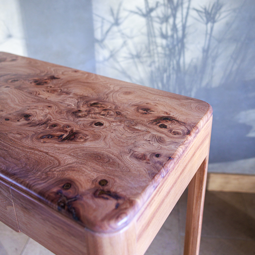 gros plan sur le plateau de bureau en bois d'orme