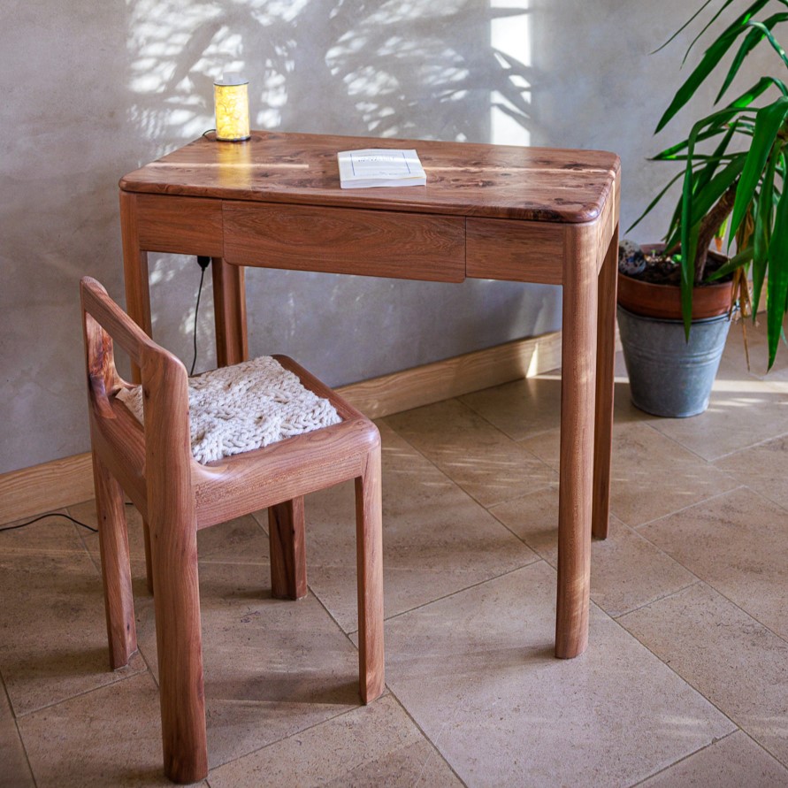chaise et bureau d'appoint artisanaux en bois écoresponsable