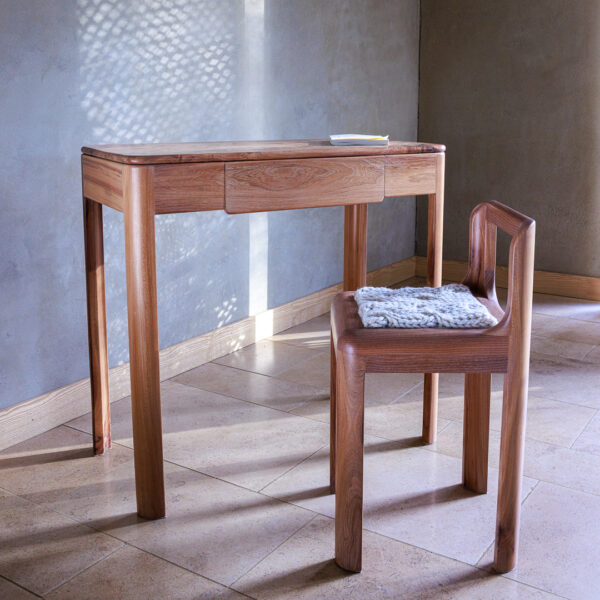 chaise d'appoint et bureau artisanal décoration contemporaine ecoresponsable