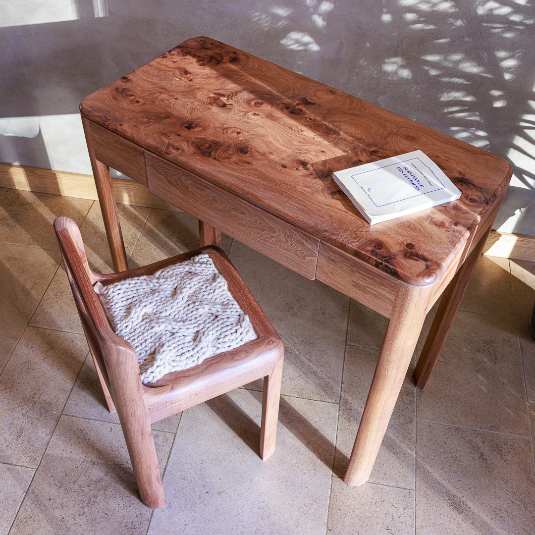 chaise et bureau en bois d'orme et laine de mouton