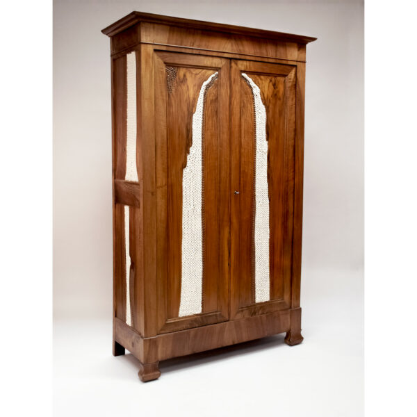 armoire en bois avec incrustation de laine et sculpture